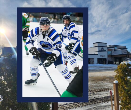 Équipe de hockey jouant sur la glace, idéale pour un séjour à l’Hôtel La Saguenéenne, offrant des services pour les groupes sportifs.