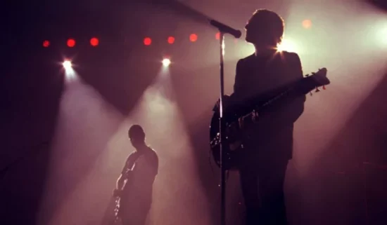 Concert sur scène à Chicoutimi, Saguenay – un lieu où la musique prend vie et les invités profitent du spectacle en séjournant dans un hôtel avec piscine.