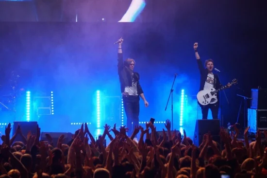 Concert en direct dans la salle de spectacle à Chicoutimi, ambiance festive et immersive