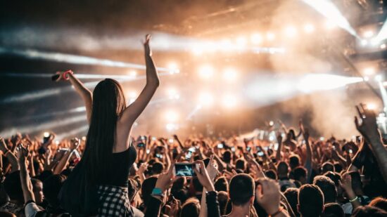 Live concert at the performance hall in Chicoutimi, festive and immersive atmosphere