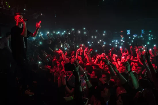 Live concert at the performance hall in Chicoutimi, festive and immersive atmosphere
