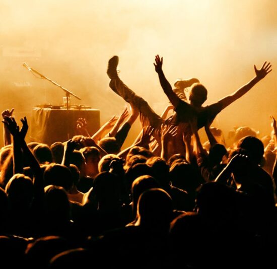 Concert en direct dans la salle de spectacle à Chicoutimi, ambiance festive et immersive