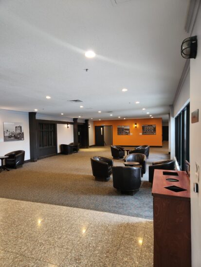 Espace lounge cosy près de la salle Rivière Shipshaw - Idéal pour des échanges informels à Saguenay