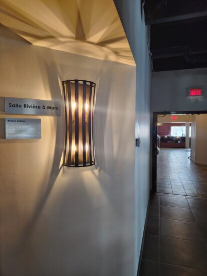 Petite salle de réunion à Saguenay - Rivière à Mars, idéale pour événements privés et professionnels.