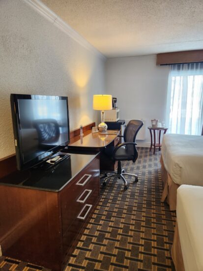 Chambre 2 Lits Queen – un hébergement spacieux et confortable avec deux lits Queen-size, un accès direct au stationnement par la porte-patio, idéal pour les familles et les motoneigistes.