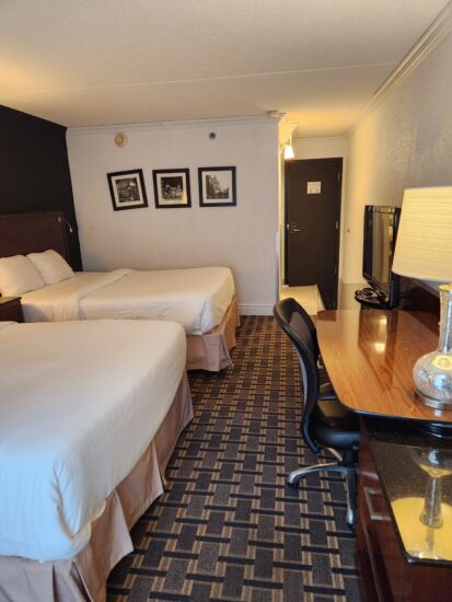 Chambre Supérieure 2 Lits Queen – un hébergement spacieux et confortable avec deux lits Queen-size, un accès direct au stationnement par la porte-patio, idéal pour les familles et les motoneigistes.