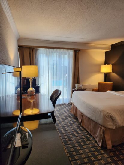 Chambre Supérieure 2 Lits Queen – un hébergement spacieux et confortable avec deux lits Queen-size, un accès direct au stationnement par la porte-patio, idéal pour les familles et les motoneigistes.