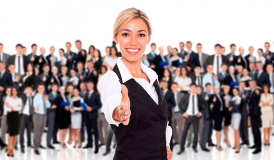 Un groupe de professionnels heureux célébrant un événement corporatif à La Saguenéenne, avec des salles modernes et adaptables.