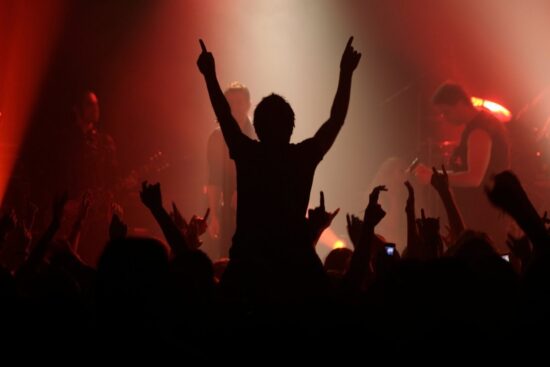 Live concert at the performance hall in Chicoutimi, festive and immersive atmosphere