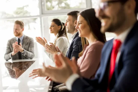 Réunion professionnelle dans une salle moderne, idéale pour les événements d'affaires et les conférences à La Saguenéenne.