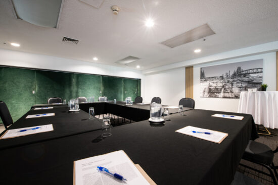 Petite salle de réunion Saguenay - Rivière Shipshaw A, idéale pour réunions et séminaires en petit comité