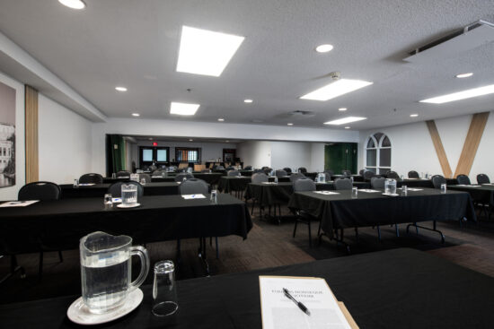 Grande salle de réunion Rivière Shipshaw à Saguenay - Idéale pour séminaires et événements professionnels