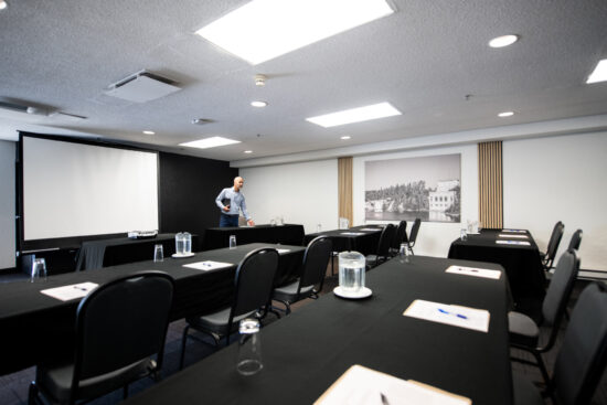 salle de réunion Rivière Shipshaw à Saguenay - Idéale pour séminaires et événements professionnels