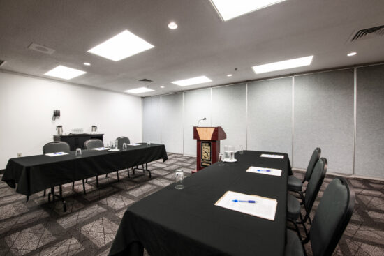 Petite salle de réunion Saguenay - Rivière Valin A, idéale pour formations et réunions d’équipes"