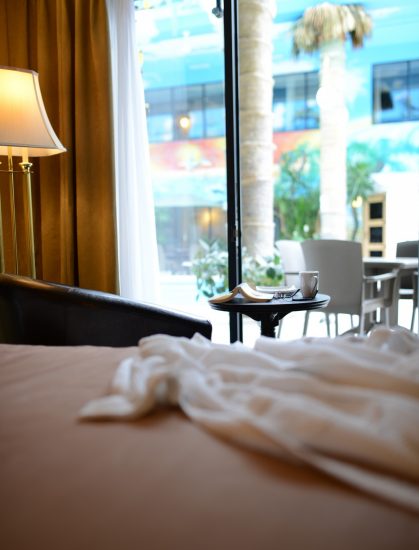 Chambre avec vue sur le jardin tropical et piscine de l’Hôtel La Saguenéenne, parfait pour les invités d’un mariage à Chicoutimi.