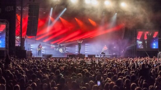 Live concert at the performance hall in Chicoutimi, festive and immersive atmosphere