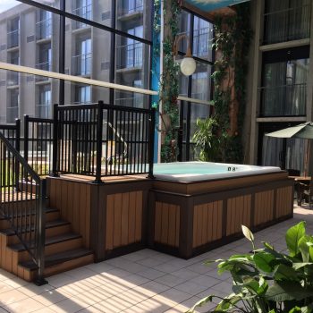 Jacuzzi relaxant situé à côté de la piscine intérieure de l’Hôtel La Saguenéenne.