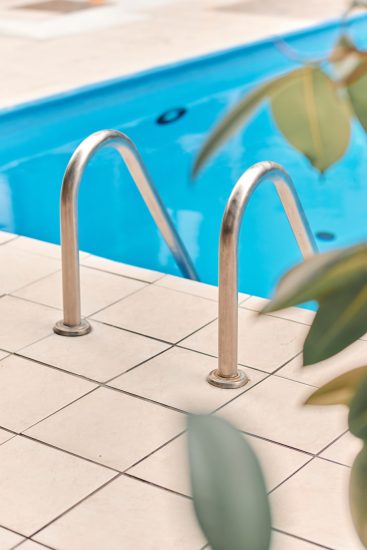 Piscine intérieure chauffée de l’Hôtel La Saguenéenne, parfaite pour la détente et les moments en famille.