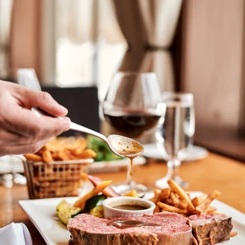Plat signature du restaurant Tomahawk Grill, préparé par nos chefs talentueux à partir d'ingrédients soigneusement sélectionnés.