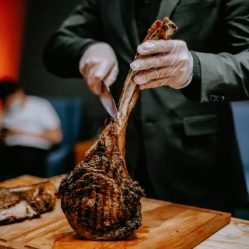 Plat signature du restaurant Tomahawk Grill, préparé par nos chefs talentueux à partir d'ingrédients soigneusement sélectionnés.
