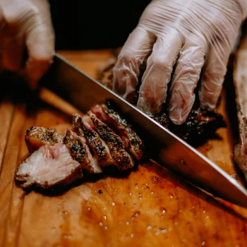 Plat signature du restaurant Tomahawk Grill, préparé par nos chefs talentueux à partir d'ingrédients soigneusement sélectionnés.