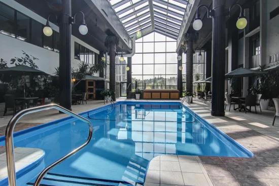 Piscine lumineuse et comfortable