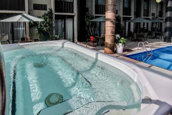 Jacuzzi relaxant situé à côté de la piscine intérieure de l’Hôtel La Saguenéenne.