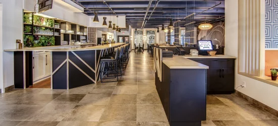 Bar contemporain et design au Tomahawk Grill, offrant une ambiance chaleureuse à Saguenay.