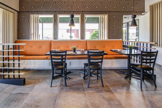 Salle à manger chaleureuse au Steakhouse Saguenay