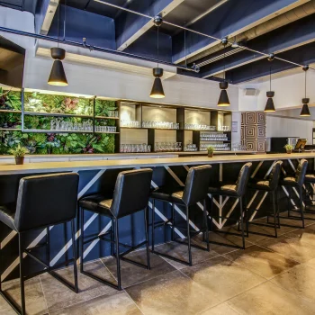 Salle à manger moderne et chaleureuse au Steakhouse Tomahawk Grill à Saguenay.