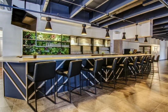 Salle à manger moderne et chaleureuse au Steakhouse Tomahawk Grill à Saguenay.