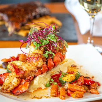 Plat signature du restaurant Tomahawk Grill, préparé par nos chefs talentueux à partir d'ingrédients soigneusement sélectionnés.