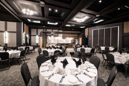 Modern and spacious venue for conferences, corporate events, and receptions in Saguenay.