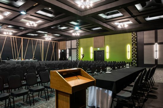 Modern and spacious venue for conferences, corporate events, and receptions in Saguenay.