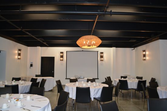 Salle de réunion Rivière à Mars à Saguenay, idéale pour petits groupes et réunions professionnelles en toute confidentialité.