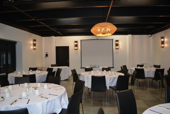 Salle de réunion Rivière à Mars à Saguenay, idéale pour petits groupes et réunions professionnelles en toute confidentialité.