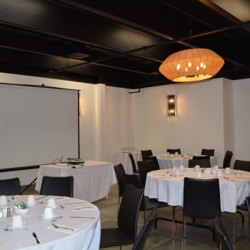 Salle de réunion Rivière à Mars à Saguenay, idéale pour petits groupes et réunions professionnelles en toute confidentialité.