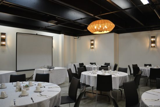 Salle de réunion Rivière à Mars à Saguenay, idéale pour petits groupes et réunions professionnelles en toute confidentialité.