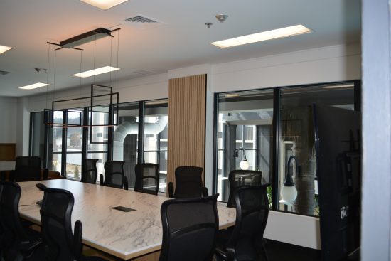 Petite salle de réunion Saguenay - Salon Tidan, idéale pour formations et réunions d’équipes