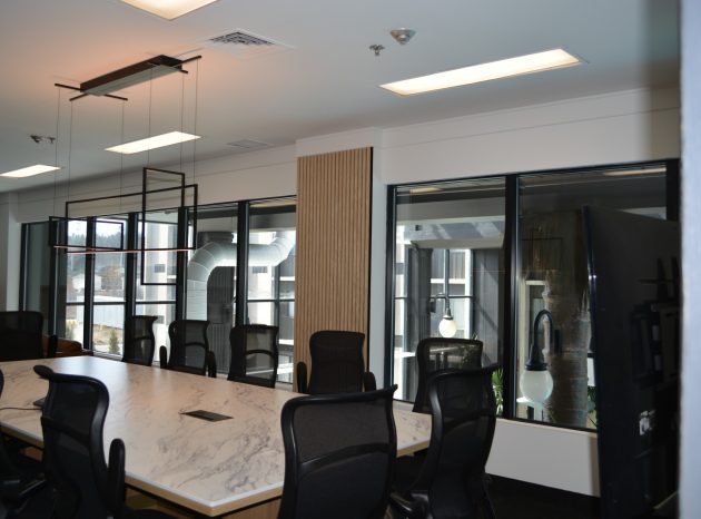 Petite salle de réunion Saguenay - Salon Tidan, idéale pour formations et réunions d’équipes