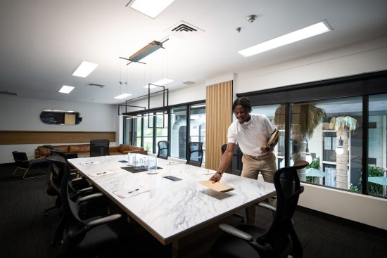 Petite salle de réunion Saguenay - Salon Tidan, idéale pour formations et réunions d’équipes