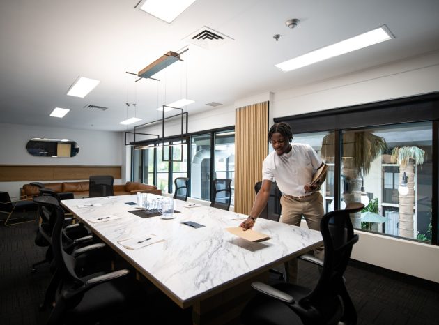 A versatile space for business meetings, corporate events, and celebrations in Saguenay.