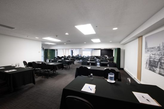 Salle de réunion Rivière Shipshaw AВ à Saguenay - Idéale pour séminaires et formations en petit comité