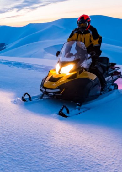 L’hôtel La Saguenéenne bénéficie d’un emplacement idéal pour ceux qui souhaitent explorer les sentiers hivernaux de la région. Situé juste à côté du boulevard Talbot, il permet un accès rapide aux principales pistes de motoneige ainsi qu’aux centres d’affaires et commerciaux de Chicoutimi.