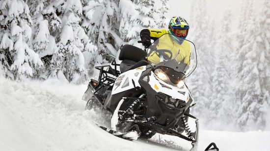 L’hôtel La Saguenéenne bénéficie d’un emplacement idéal pour ceux qui souhaitent explorer les sentiers hivernaux de la région. Situé juste à côté du boulevard Talbot, il permet un accès rapide aux principales pistes de motoneige ainsi qu’aux centres d’affaires et commerciaux de Chicoutimi.