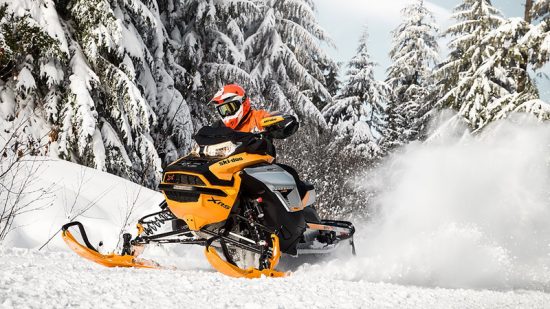 L’hôtel La Saguenéenne bénéficie d’un emplacement idéal pour ceux qui souhaitent explorer les sentiers hivernaux de la région. Situé juste à côté du boulevard Talbot, il permet un accès rapide aux principales pistes de motoneige ainsi qu’aux centres d’affaires et commerciaux de Chicoutimi.