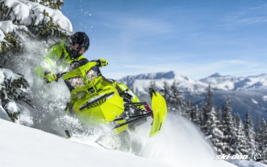 L’hôtel La Saguenéenne bénéficie d’un emplacement idéal pour ceux qui souhaitent explorer les sentiers hivernaux de la région. Situé juste à côté du boulevard Talbot, il permet un accès rapide aux principales pistes de motoneige ainsi qu’aux centres d’affaires et commerciaux de Chicoutimi.