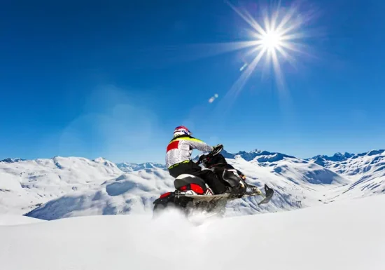 L'hôtel La Saguenéenne, situé dans la région de Saguenay–Lac-Saint-Jean, est proche des pistes de motoneige populaires comme le Trans-Québec 83 et la route à travers Monts-Valin. Emplacement idéal pour les amateurs de sports d'hiver avec accès à une piscine et un sauna, parfait pour se détendre après une journée active en motoneige. Chicoutimi et les célèbres sentiers hivernaux en font le meilleur choix pour les motoneigistes expérimentés et les débutants.