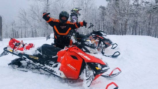 Chambre rénovée avec 2 lits Queen à l’Hôtel La Saguenéenne – confort et espace pour un séjour agréable, parfait pour les groupes explorant le Saguenay.