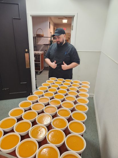 Le chef du restaurant Tamahawk à La Saguenéenne prépare avec soin un banquet pour 300 personnes, offrant une expérience culinaire exceptionnelle